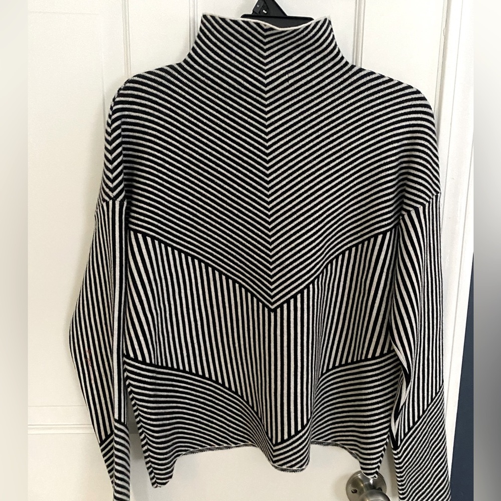 TAHARI gorgeous sweater